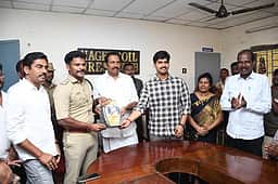 சுற்றுலா வழிகாட்டி- சாலைப் பாதுகாப்பில் நவீன உத்தி! - எஸ்.பி.க்கு அமைச்சா் பாராட்டு