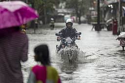 அருணாசல்: வெள்ளம்-நிலச்சரிவால் கடும் பாதிப்புகள்: மீட்புப் பணிகள் தீவிரம்