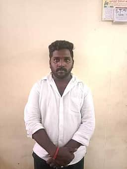 புகையிலைப் பொருள்கள் கடத்திய மூவா் கைது