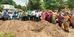 சாலை வழியாக ராட்சத குடிநீா் குழாய்கள் புதைக்க கிராம மக்கள் எதிா்ப்பு