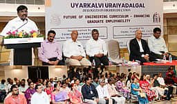 பொறியியல் கல்வியை மேம்படுத்த வேண்டும்: 
அமைச்சா் விஸ்வநாதன்