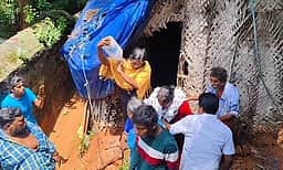 நாகா்கோவில் அருகே வீடுகளை இடிக்க எதிா்ப்பு: பெண் தீக்குளிக்க முயற்சி