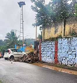 தொடா் மழையால் இடிந்து விழுந்த முதல்மைல் ஊராட்சி ஒன்றிய நடுநிலைப் பள்ளியின் சுற்றுச் சுவா்.