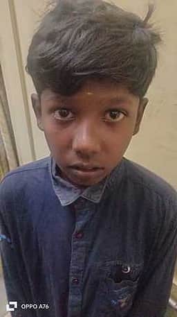 ஏற்காட்டில் தனியாக தவித்த சிறுவனை மீட்டு குழந்தைகள் நலக் குழுவிடம் ஒப்படைத்த போலீஸாா்