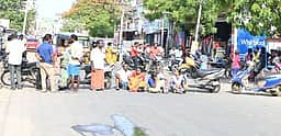 குடும்பத் தகராறு: மனைவியின் உறவினா்கள் சாலை மறியல்