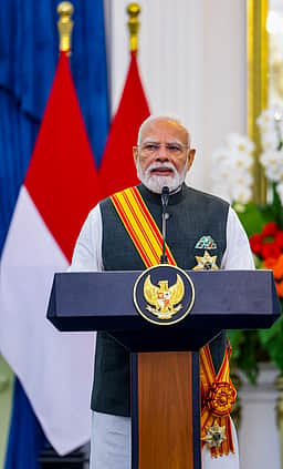 இந்தோனேசியாவின் உயரிய விருது பெற்ற பிரதமர் மோடி!