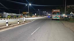 ஆண்டகளூா்கேட் பகுதியில் லாரிகளால் விபத்து அபாயம்: நடவடிக்கை எடுக்க வலியுறுத்தல்