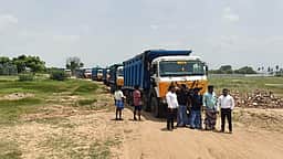 சவுடு மணல் ஏற்றிச் சென்ற லாரிகள் சிறைப்பிடிப்பு