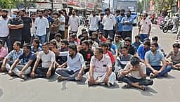 புகைப்படக் கலைஞா் கொலை: உடலை வாங்க மறுத்து உறவினா்கள் சாலை மறியல்