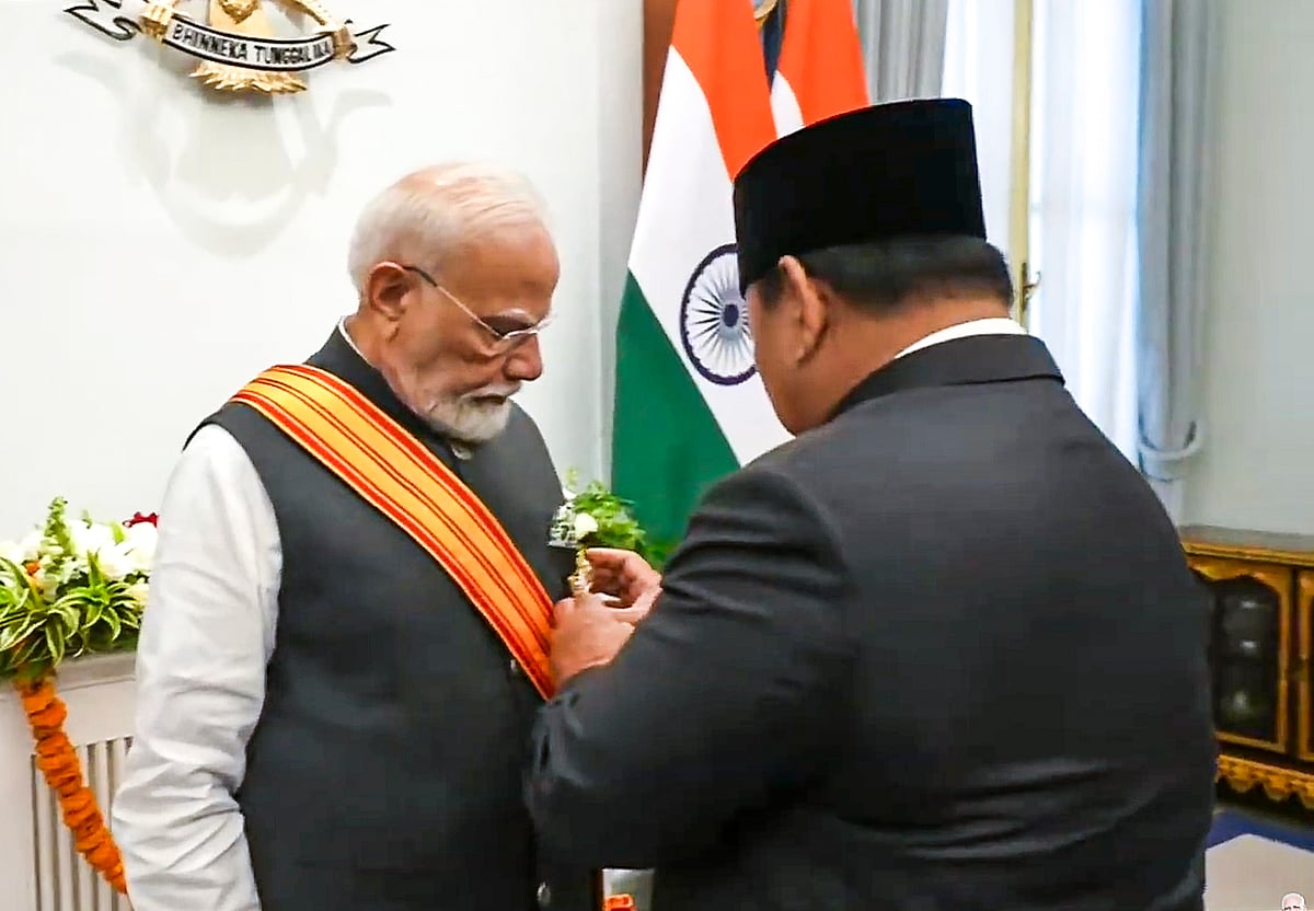 இந்தோனேசியாவின் உயரிய குடிமை விருதான 'பிந்தாங் அதிபூர்ணா' விருதினை பிரதமர் நரேந்திர மோடிக்கு வழங்கி கெளரவித்த அந்நாட்டின் அதிபர் பிரபோவோ சுபியாண்டோ.