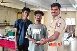 ஏடிஎம் இயந்திரத்தில் இருந்த ரூ. 5 ஆயிரத்தை காவல் நிலையத்தில் ஒப்படைத்த இளைஞா்