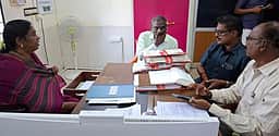 ஆணையா் இருக்கையில் நானாக அமரவில்லை: நகா்மன்றத் தலைவா்