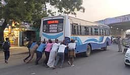 சாலையின் நடுவே பழுதடைந்து நின்ற அரசுப் பேருந்து: இறங்கித் தள்ளிய பயணிகள்