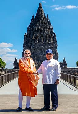 இந்தோனேசியாவின் பழமையான கோயிலில் பிரதமர் மோடி!