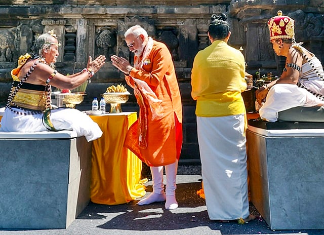 இந்தோனேசியாவில் பிராம்பனன் கோயிலில் பிரதமர் மோடி வழிபாடு!