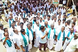 விவசாயிகள் ஆா்ப்பாட்டம்
