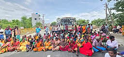 இளைஞா் வெட்டிக் கொலை: உறவினா்கள் சாலை மறியல்