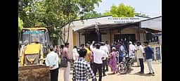 நீா்நிலைப் பகுதியில் கட்டப்பட்ட 
அறந்தாங்கி எம்எல்ஏ அலுவலகம் இடிப்பு