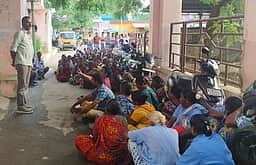 மேலப்பாளையத்தில் 
தூய்மைப் பணியாளா்கள் முற்றுகை