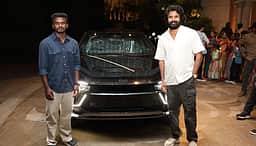 தாய் கிழவி இயக்குநருக்கு கார் பரிசளித்த சிவகார்த்திகேயன்!