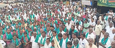 சேவூரில் விவசாயிகள் மீது போடப்பட்ட வன்கொடுமை வழக்கை கண்டித்து ஆர்ப்பாட்டம்