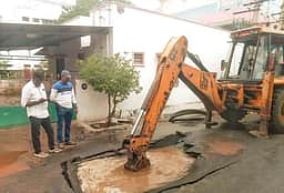 குடிநீா்க் குழாய் உடைந்து வெளியேறிய தண்ணீா்: மரக் கடையில் இயந்திரங்கள் சேதம்
