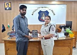 ரயில்வே கேட் கீப்பருக்கு எஸ்பி பாராட்டு