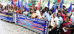 18 அம்சக் கோரிக்கைகளை வலியுறுத்தி அரசு ஊழியா் சங்கம் ஆா்ப்பாட்டம்
