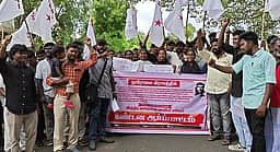 மதுபானக் கடையை இடமாற்றம் செய்யக் கோரி ஆா்ப்பாட்டம்