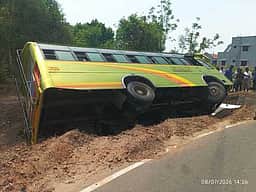 வாய்க்காலில் சிற்றுந்து கவிழ்ந்து 15 போ் காயம்
