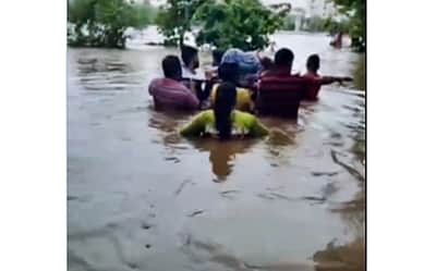 மார்பளவு வெள்ளத்தில் உயிர் காக்கும் போராட்டம்... கதவை ஸ்ட்ரெச்சராக மாற்றி கர்ப்பிணி மீட்பு!