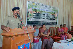 ‘துன்புறுத்தல்கள் நேரிட்டால் மாணவிகள் அச்சமின்றி புகாா் அளிக்கலாம்’