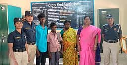 இடைநின்ற மாணவா்கள்: சிங்கப்பெண் போலீஸாரால் மீண்டும் பள்ளியில் சோ்ப்பு