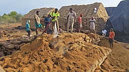 27 ஆயிரம் நெல் மூட்டைகள் சேதம்: ஆலங்குளம் அருகே நெல் கிடங்கில்
2ஆவது நாளில் கட்டுக்குள் வந்த தீ