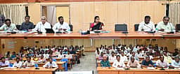 மாணவா்களின் தோ்ச்சி விகிதத்தை அதிகரிக்க சிறப்பு வகுப்புகள்: மாவட்ட ஆட்சியா் அறிவுறுத்தல்