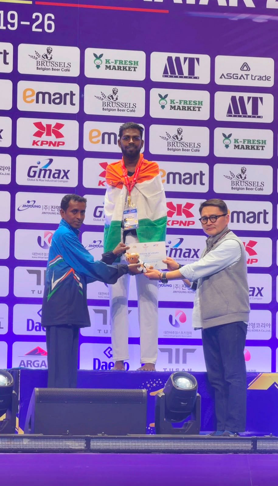 மங்கோலியா நாட்டில் பாரா டேக்வாண்டோவில் முதலிடம் பெற்ற பிளஸ்ஸிங் சஜுவுக்கு தங்கப்பதக்கம் மற்றும் சான்றிதழ் வழங்கும் போட்டி அமைப்பாளர்கள்.
