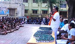‘இளந்தளிா்’ திட்டத்தில்  
மாணவா்களுக்கு சித்த மருந்துகள்