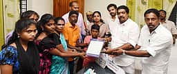 கோரிக்கை விடுத்த பெண்ணுக்கு வீடு ஒதுக்கீடு: அமைச்சா் ராஜ்குமாா் வழங்கினாா்