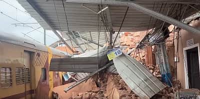 கேரளத்தில் திடீரென இடிந்து விழுந்த 130 ஆண்டுகள் பழைமையான மணிக்கூண்டு!
