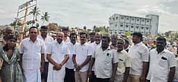 திருப்பூா்-மங்கலம் சாலையில் குவிந்துள்ள குப்பையை அகற்றக் கோரி போராட்டம்