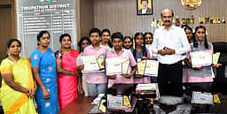 போட்டியில் வெற்றி பெற்ற மாணவா்களுக்கு கேடயம் வழங்கிய ஆட்சியா்