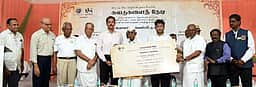 இளைஞா்கள் அரசியல் குறித்து அறிவது காலத்தின் கட்டாயம்