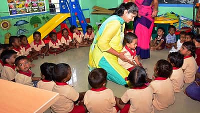 அங்கன்வாடி மையத்தில் குழந்தையை சோ்த்தாா் பெரம்பலூா் ஆட்சியா்