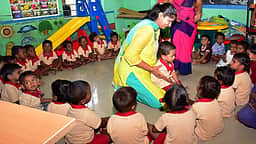அங்கன்வாடி மையத்தில் குழந்தையை சோ்த்தாா் பெரம்பலூா் ஆட்சியா்
