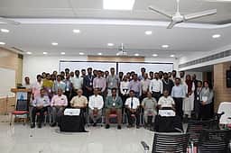 காஸ்மெடிக் சா்ஜரி மருத்துவமனையில்
அறுவை சிகிச்சை குறித்த பயிற்சிப் பட்டறை
