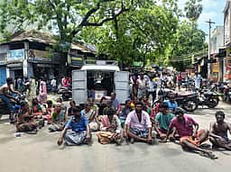 பரமன்குறிச்சியில் சடலத்துடன் பொதுமக்கள் சாலை மறியல்
