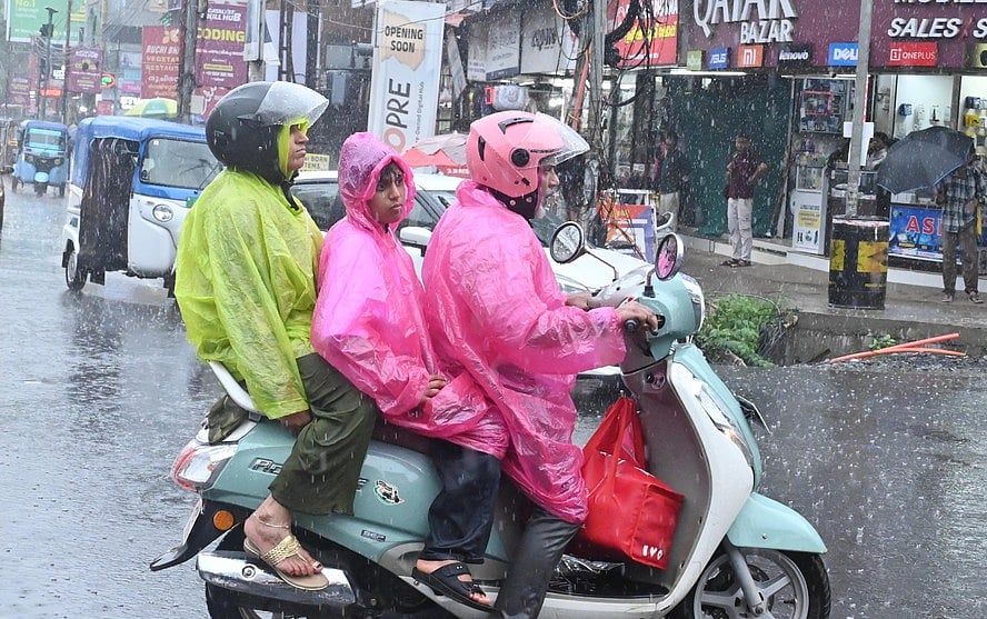 கனமழை: விழுப்புரம், கள்ளக்குறிச்சி, புதுச்சேரி, காரைக்காலில் பள்ளிகளுக்கு இன்று (அக். 23) விடுமுறை