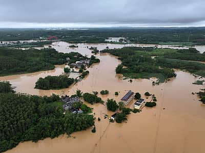 சீனாவில் கடும் வெள்ளம்: 39 பேர் பலி; 1,30,000 பேர் வெளியேற்றம்!
