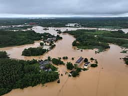 சீனாவில் கடும் வெள்ளம்: 39 பேர் பலி; 1,30,000 பேர் வெளியேற்றம்!