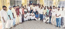 பூசாரிநாய்க்கன் குளத்துக்கு தண்ணீா் திறக்காததால் 
பிஏபி அலுவலகத்தை முற்றுகையிட்ட விவசாயிகள்
